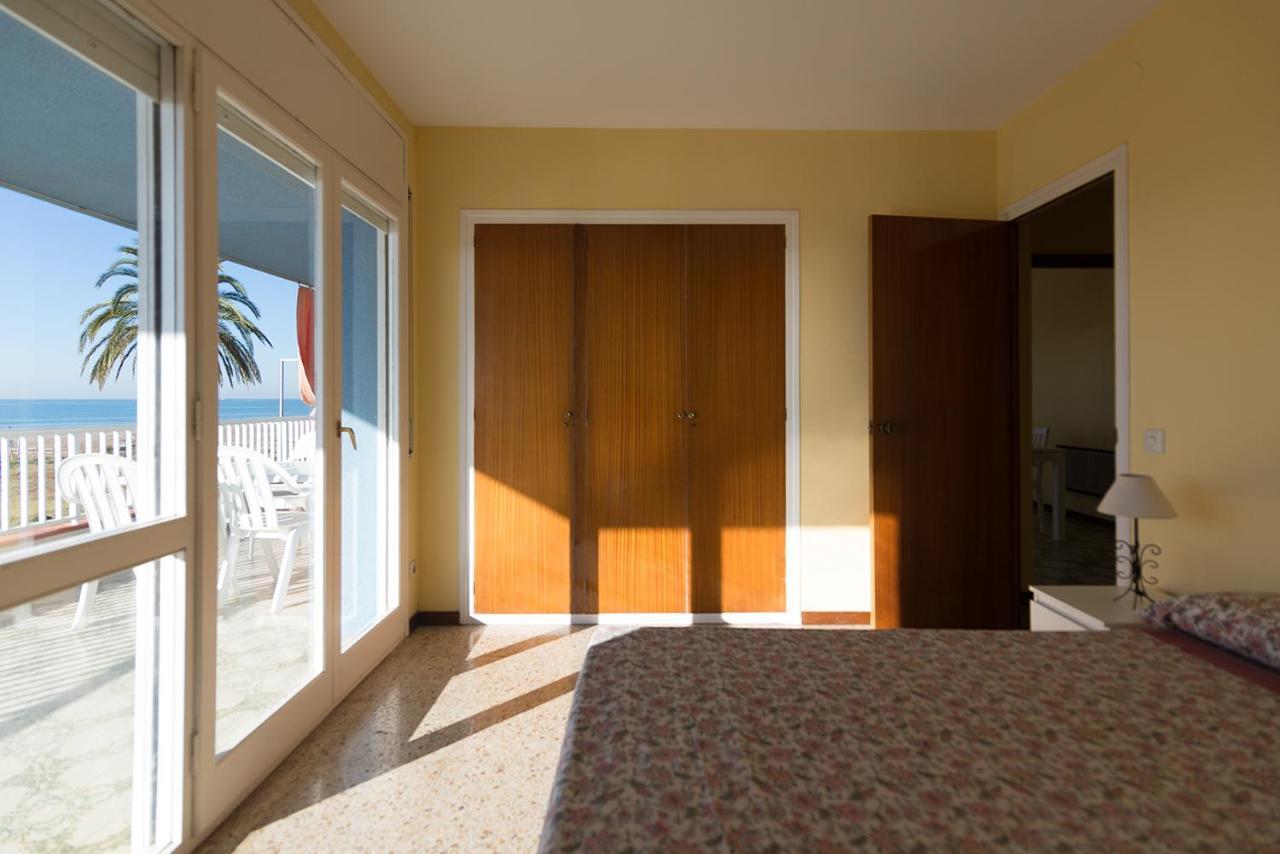 Apartamento En 1Era Linea Mar Con Terraza De 25M2 Castelldefels Luaran gambar
